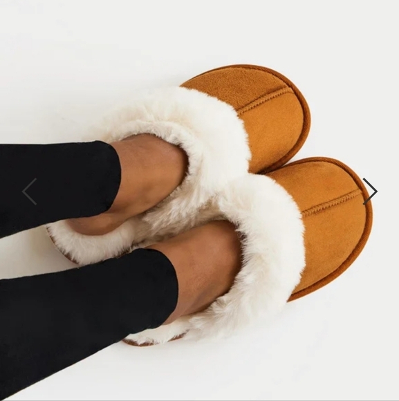 NWT Fab Kids fur trim slippers in biscuit size 10 - Picture 2 of 5